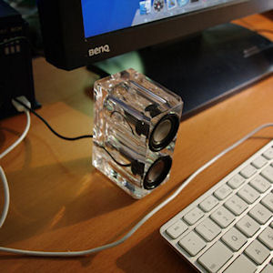 aa5f_crystal_usb_speakers_desk.jpg