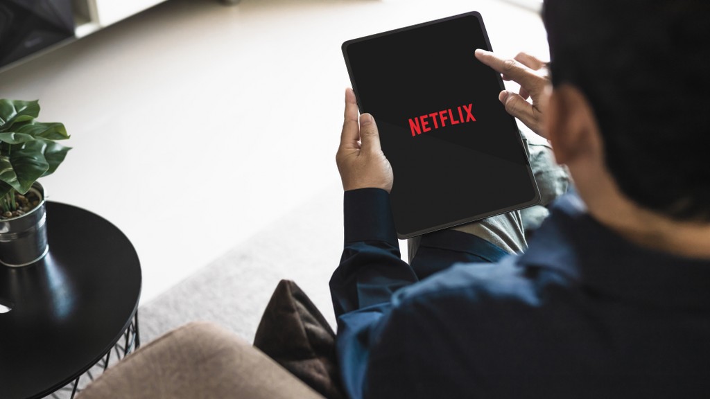 uomo-che-utilizza-l-applicazione-netflix-per-lo-streaming-di-film-e-serie-tv