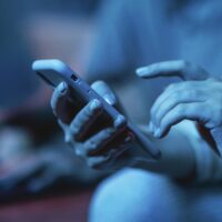 donna-che-utilizza-il-suo-smartphone-
