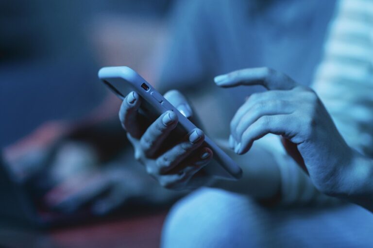 donna-che-utilizza-il-suo-smartphone-