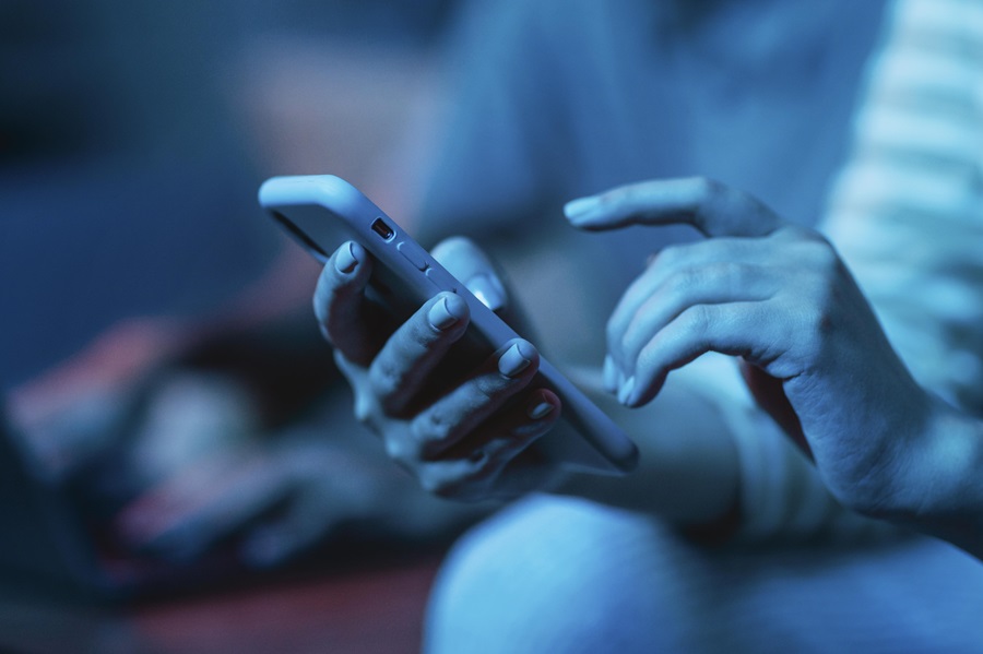 donna-che-utilizza-il-suo-smartphone-