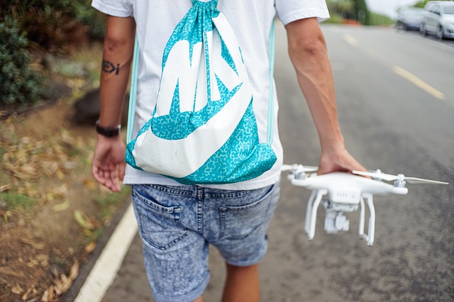 Ragazzo con in mano un drone