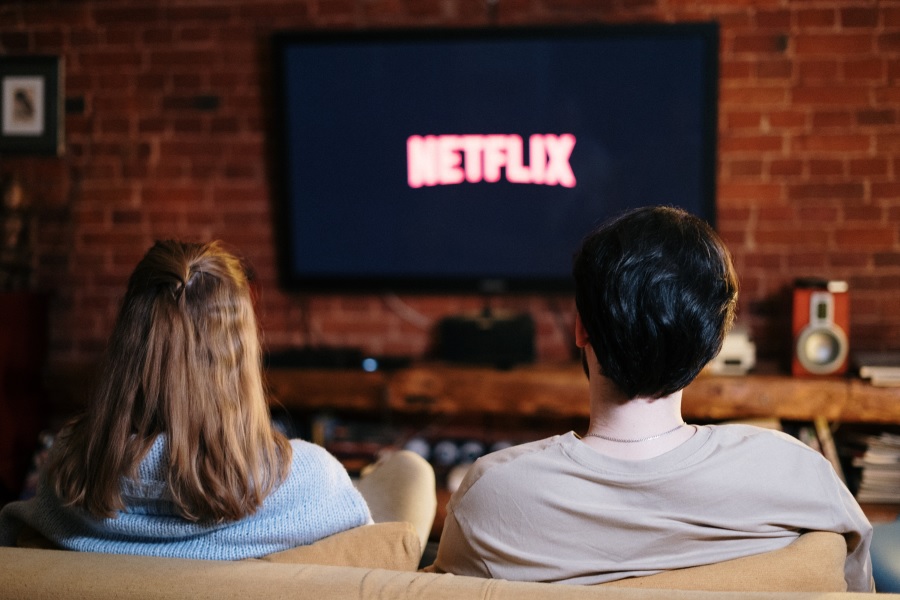 due persone che guardano film su netflix