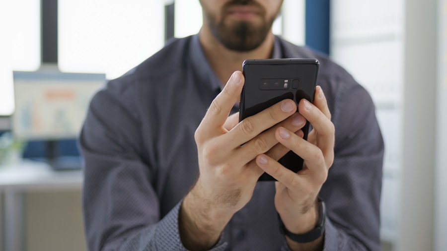uomo con smartphone in mano